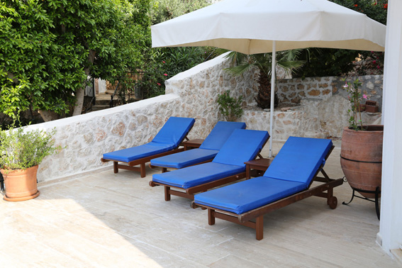 Relax on the large terrace in the shade, with stunning sea views